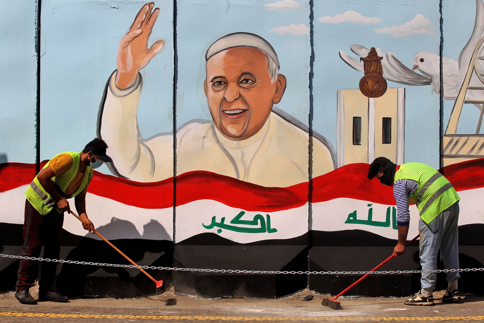 Fresque murale du pape François sur un mur d'une église à Bagdad